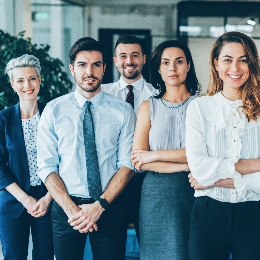 Imagen de personas sonriendo, es decorativa.